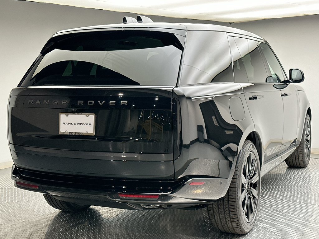 New 2027 Santorini Black Metallic Land Rover SE image 3