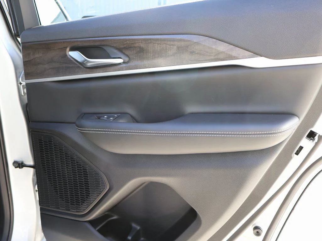 New 2026 Silver Zynith Exterior Paint Jeep Altitude image 11