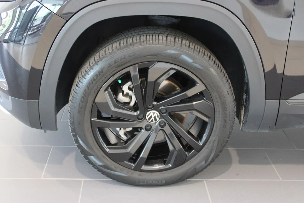 Used 2023  Volkswagen 2.0T SE w/Technology image 28