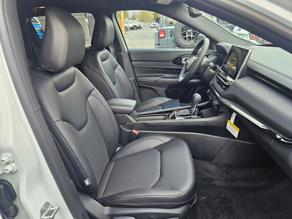 New 2026 Bright White Clear-Coat Exterior Paint Jeep Latitude image 18