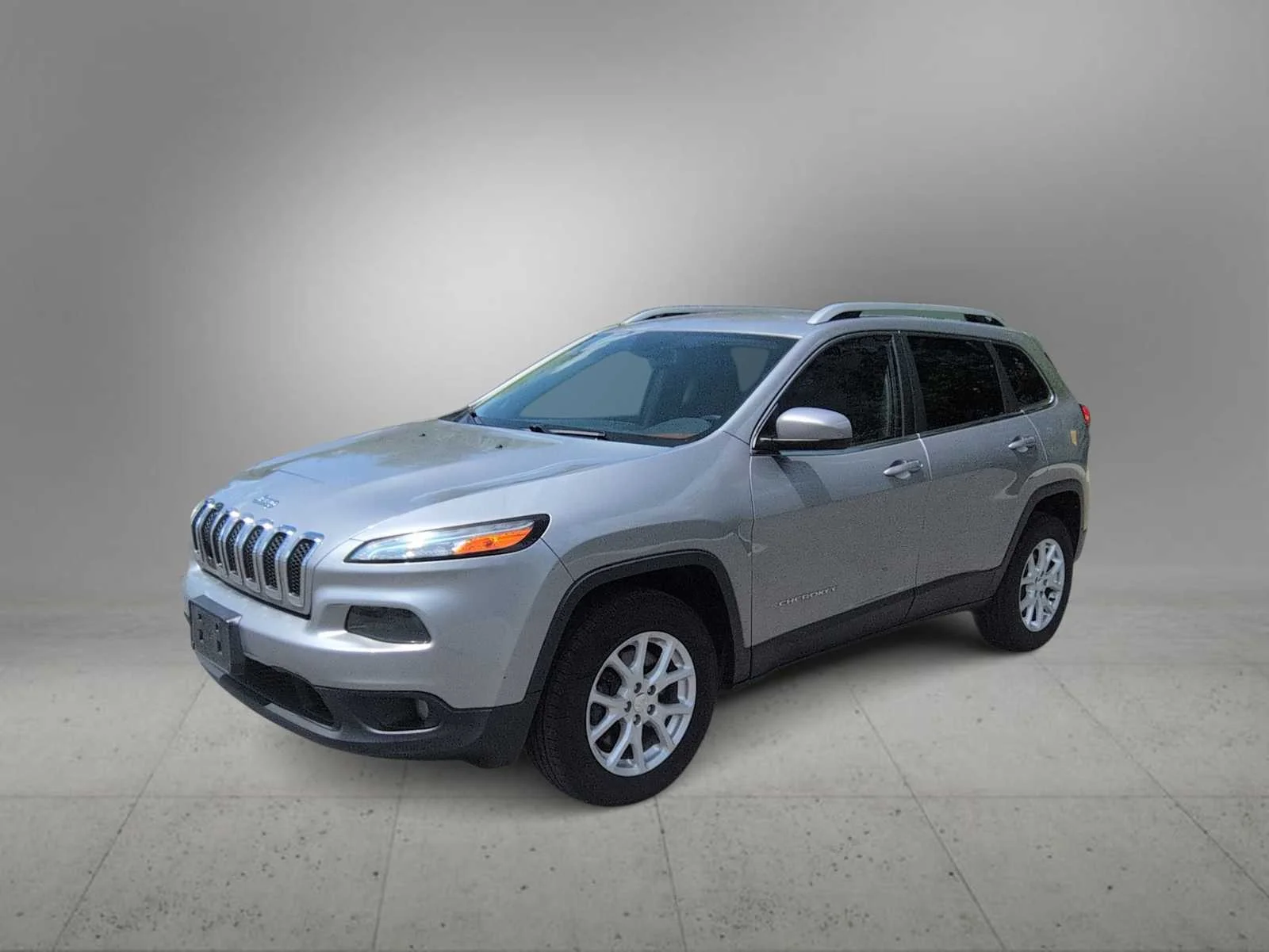 Used 2016 Billet Silver Metallic Clearcoat Jeep Latitude image 4