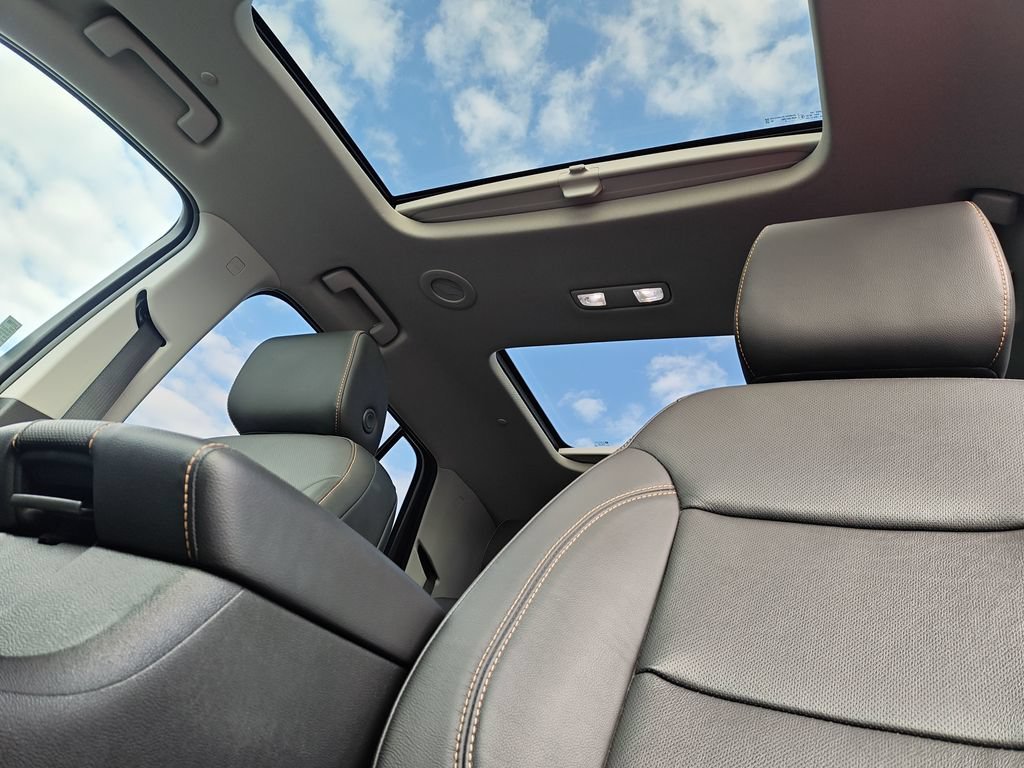 Used 2020 IRIDESCENT PEARL TRICOAT Chevrolet Premier image 24