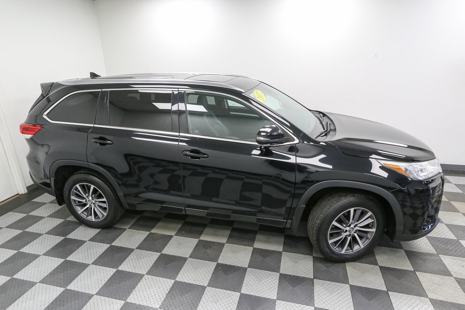Used 2017 Midnight Black Metallic TOYOTA  image 5