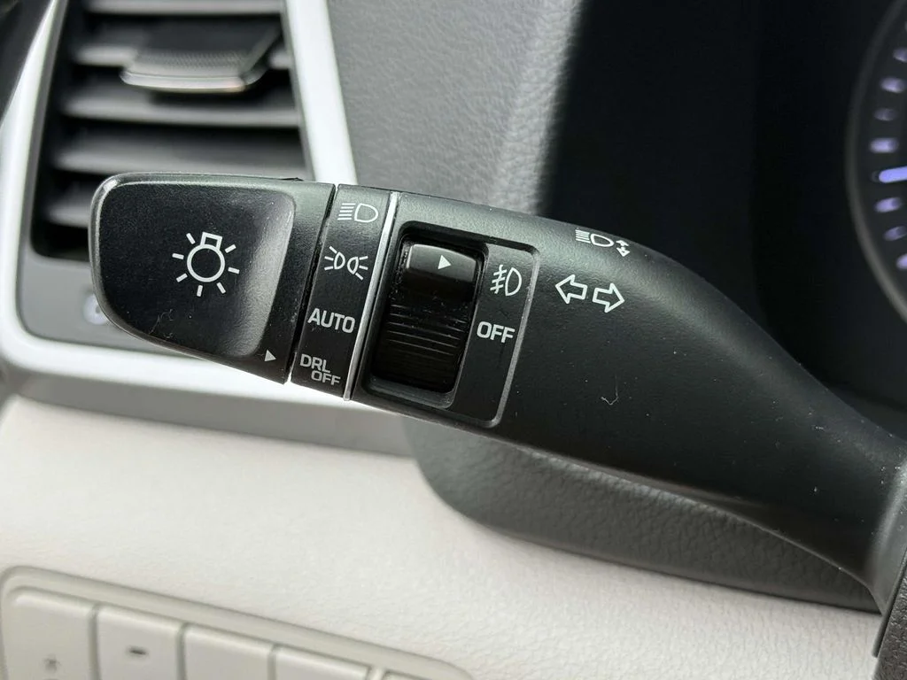 Used 2018 White Hyundai Value image 24