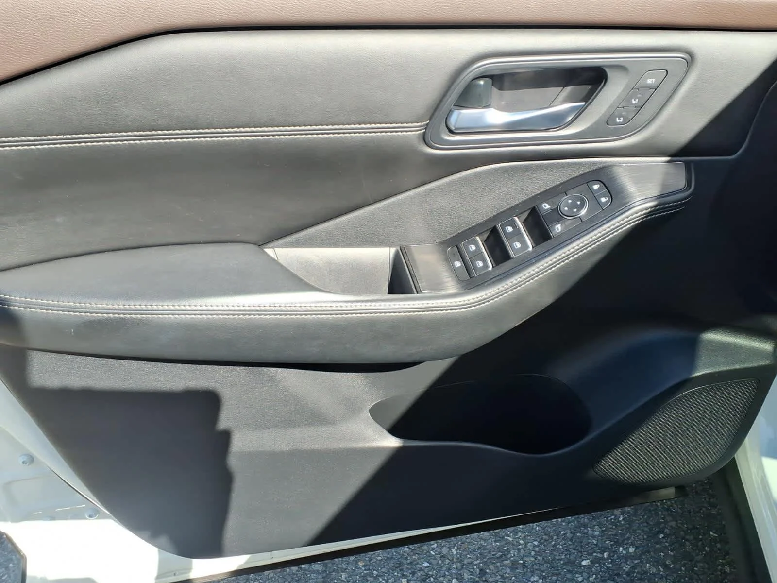 Certified Used 2023 Pearl White Tricoat/Super Black Nissan SL image 17