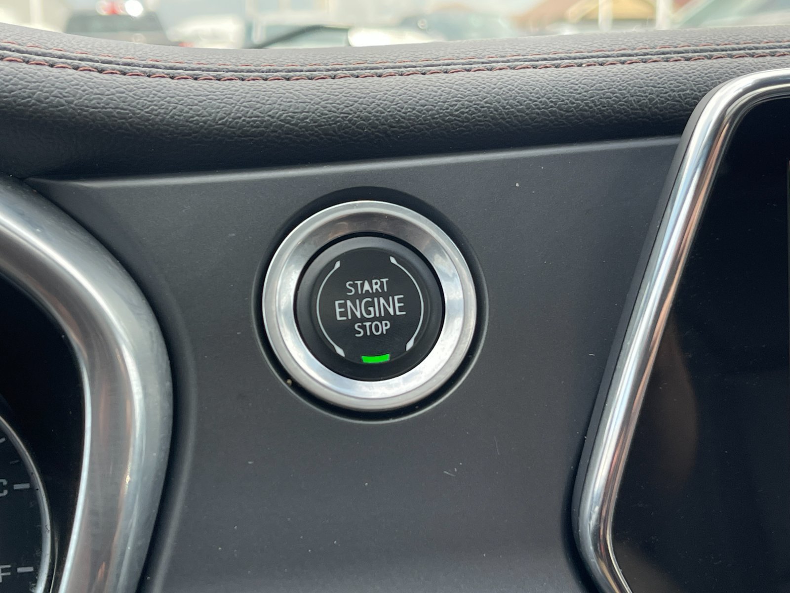 Used 2021 IRIDESCENT PEARL TRICOAT Chevrolet Premier image 23