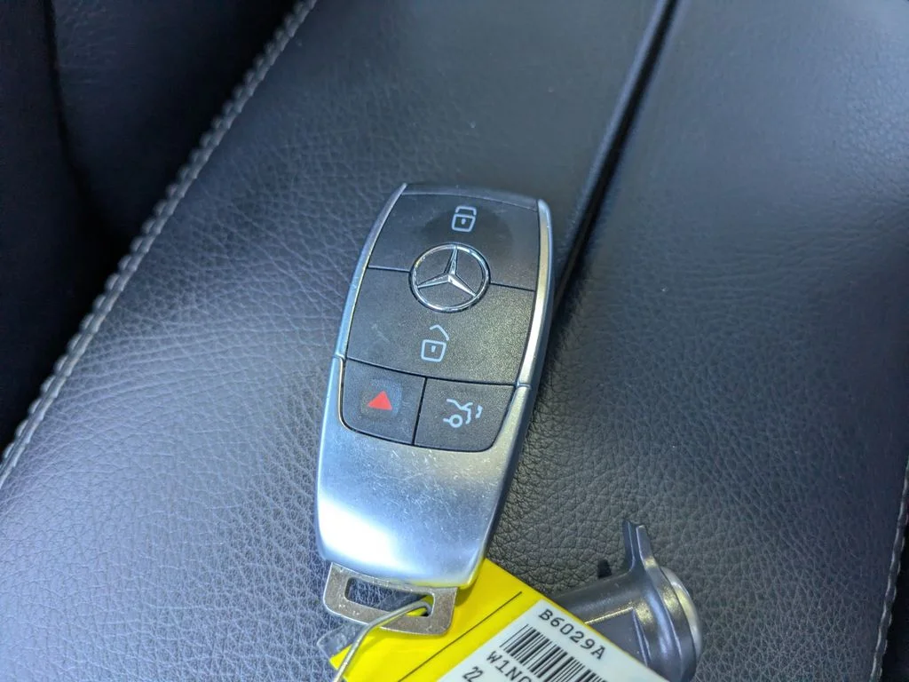 Used 2022  Mercedes-Benz GLC 300 image 27