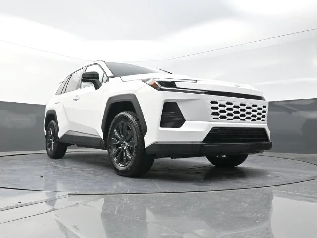 Used 2026 White Toyota XLE Premium image 31