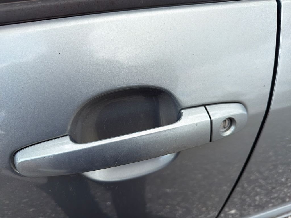 Used 2003 Silver Toyota  image 9