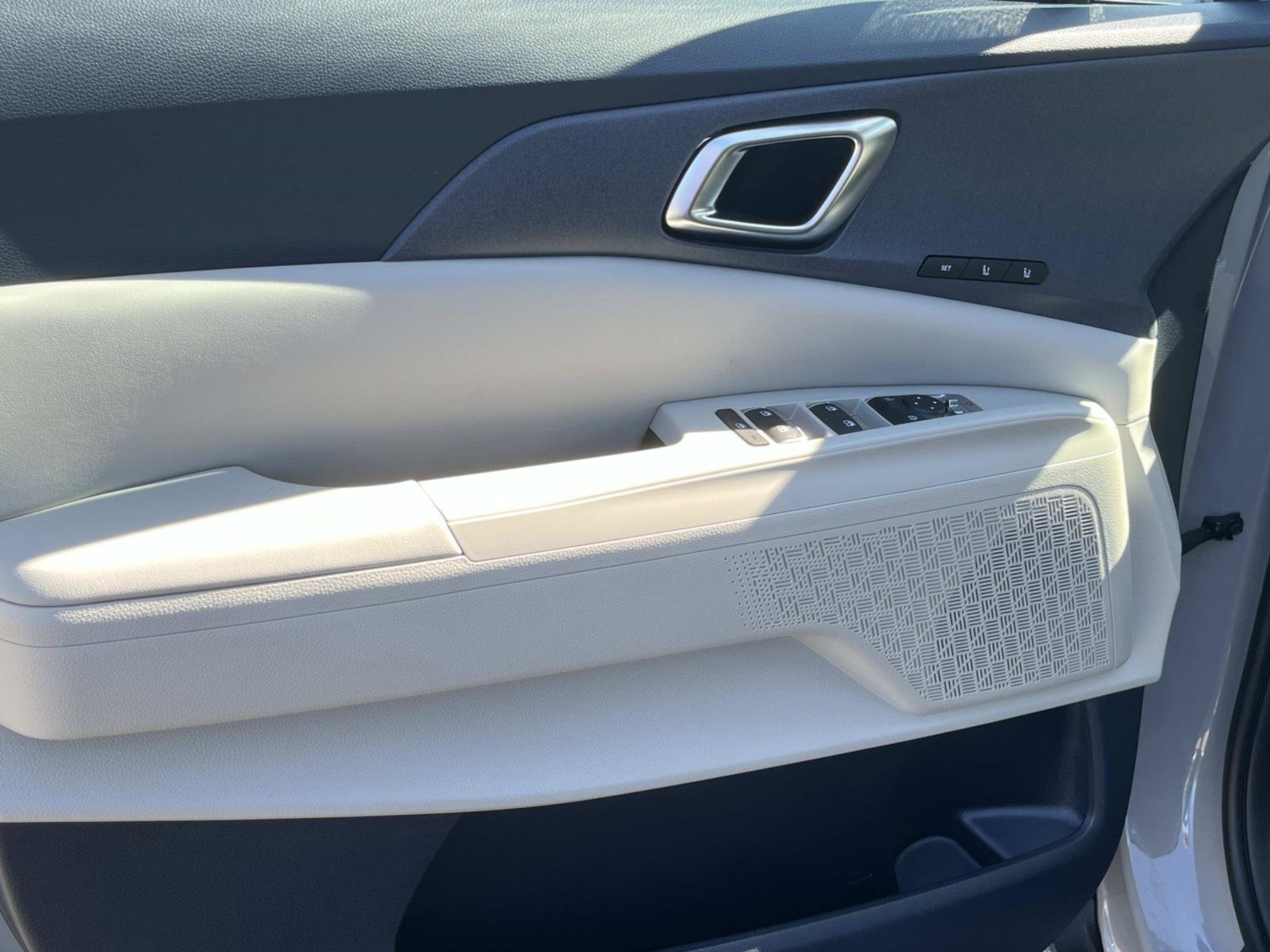 New 2026 Ceramic Silver Kia EX image 25