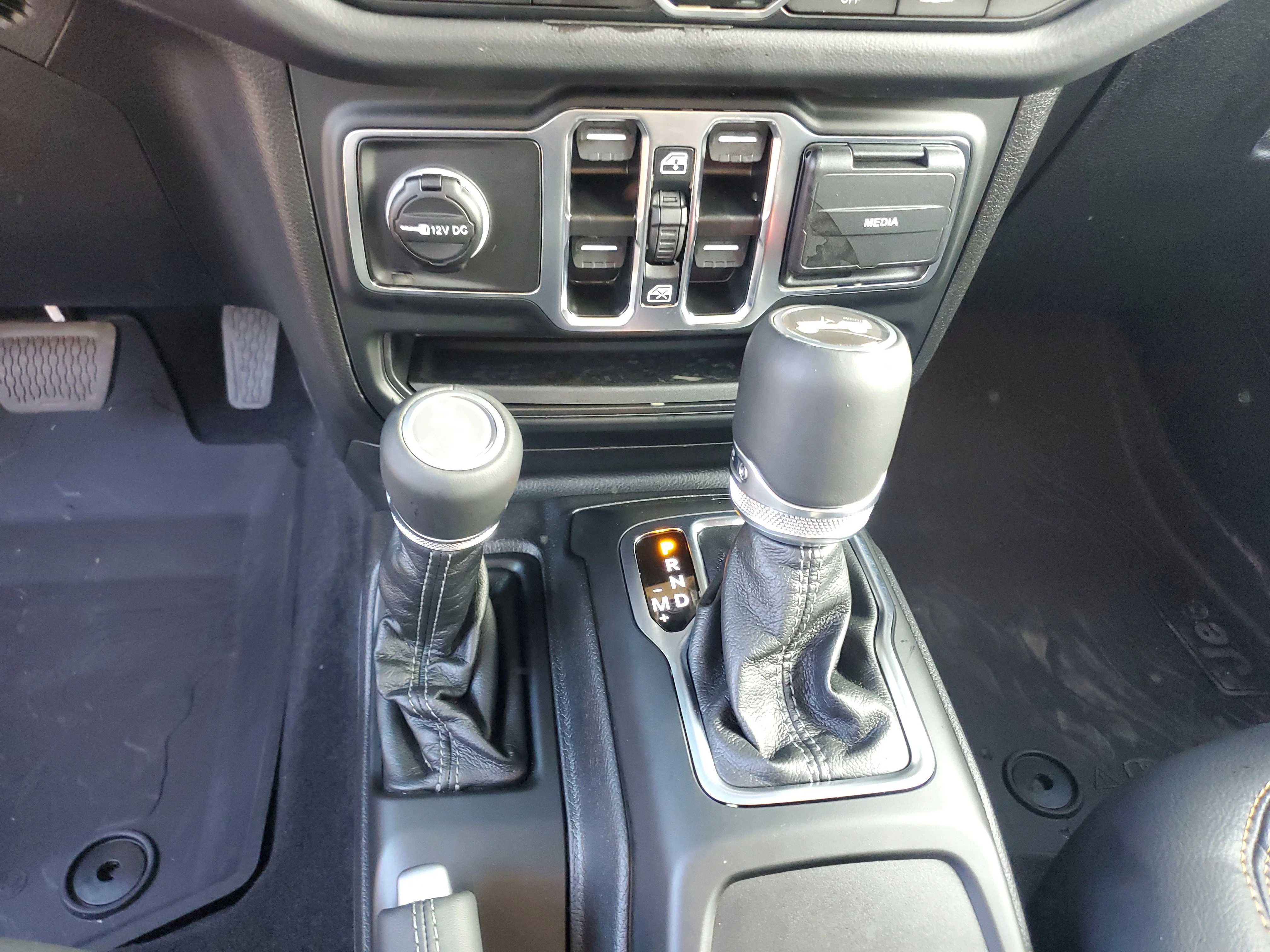 New 2026 Hydro Blue Pearl-Coat Exterior Paint Jeep Sahara image 20
