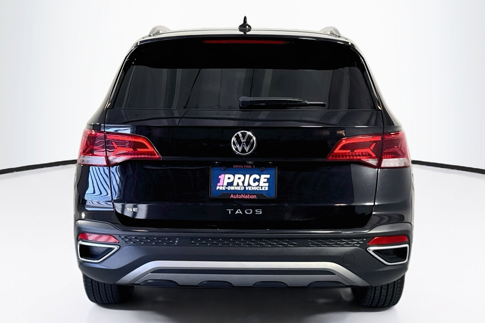 Used 2022 Deep Black Pearl Volkswagen SE image 6