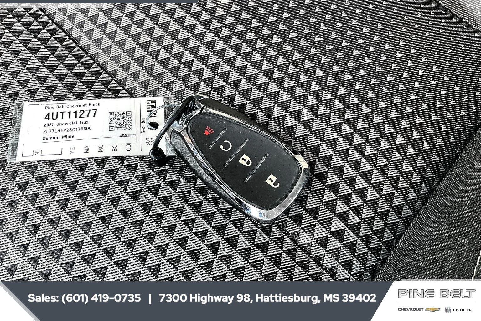 Used 2025 Summit White Chevrolet LT image 9