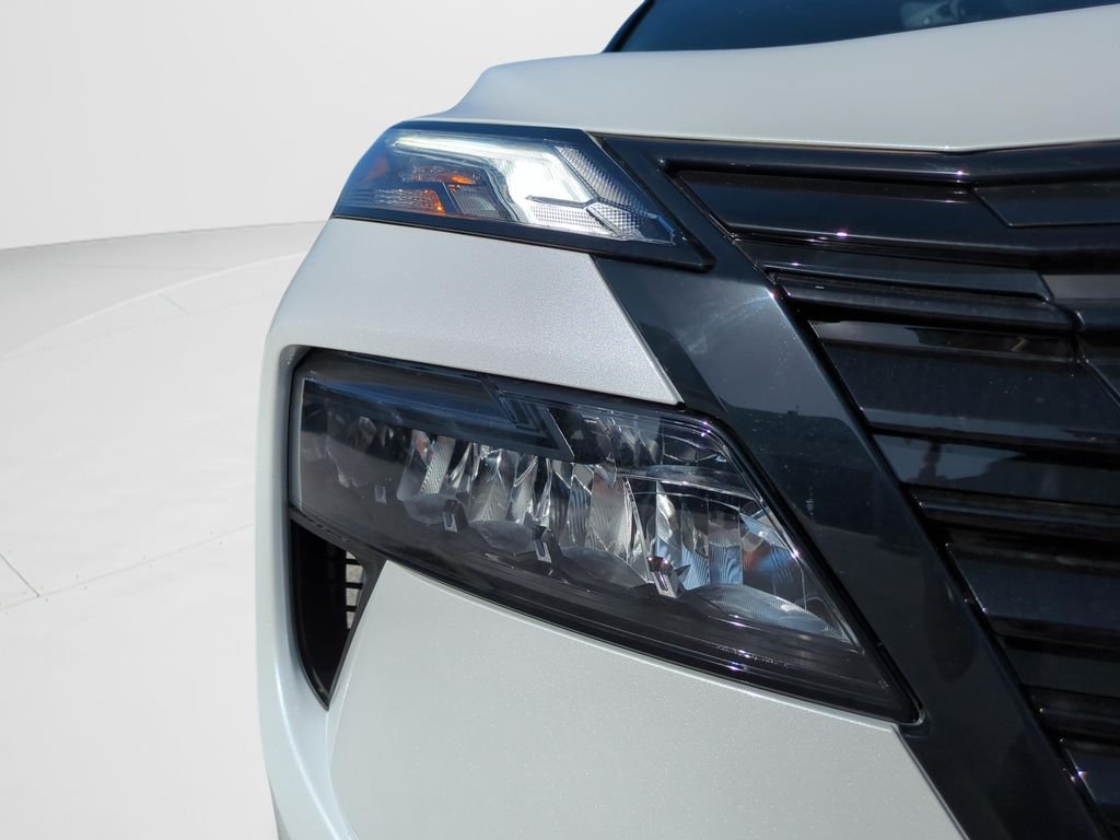 New 2026 Everest White Pearl TriCoat Nissan Dark Armor™ image 36
