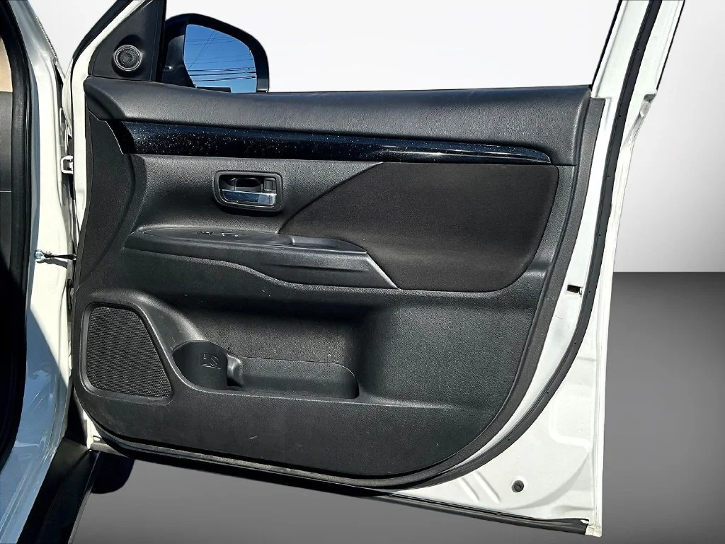 Used 2020 White Mitsubishi ES image 30