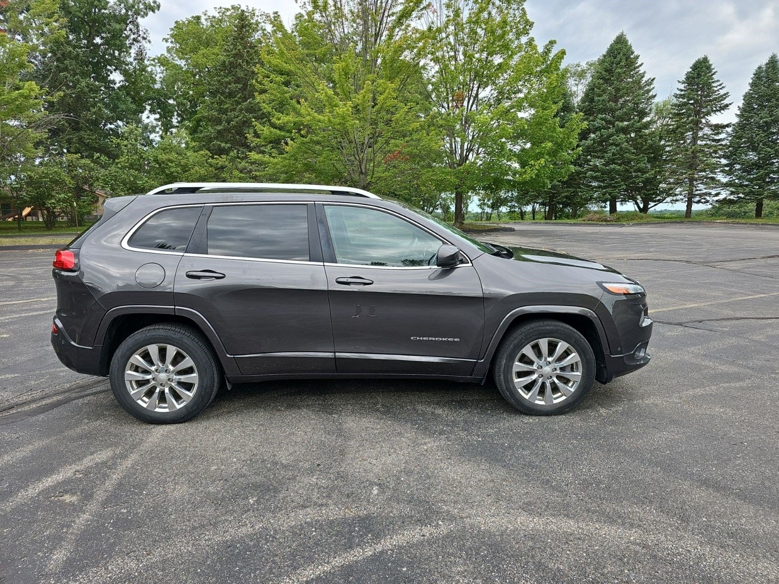 Used 2018 Granite Crystal Metallic Clearcoat Jeep Overland image 5