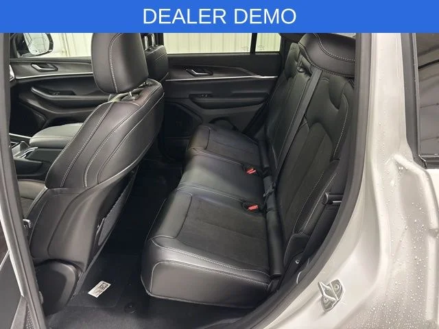 New 2026 Bright White Clear-Coat Exterior Paint Jeep Altitude image 30