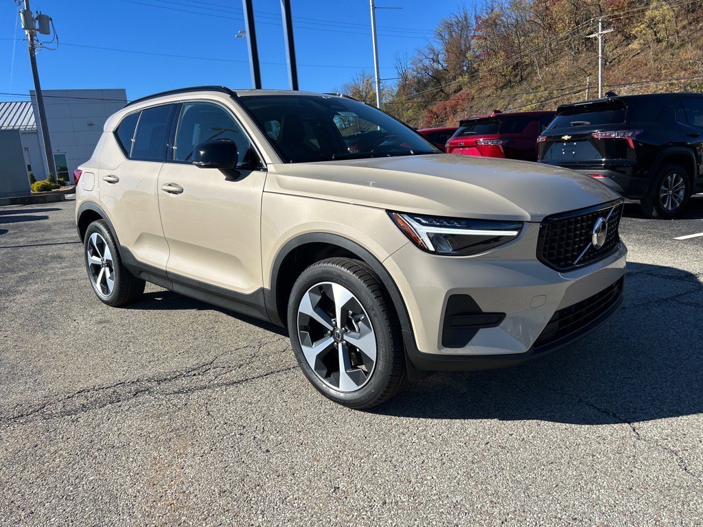 2026 Volvo XC40 B5 Core Dark AWD's photo