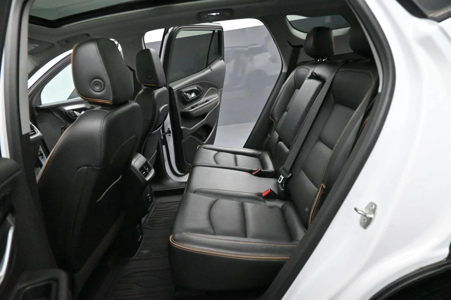 Used 2022 Summit White GMC AT4 image 33