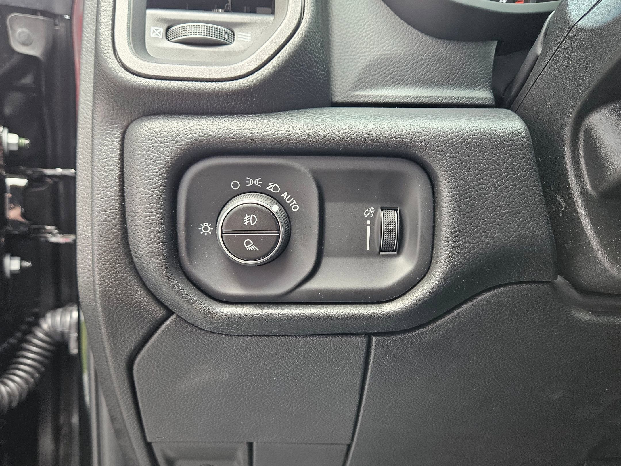 New 2026 Diamond Black Crystal Pearl-Coat Exterior Paint RAM Tradesman image 17