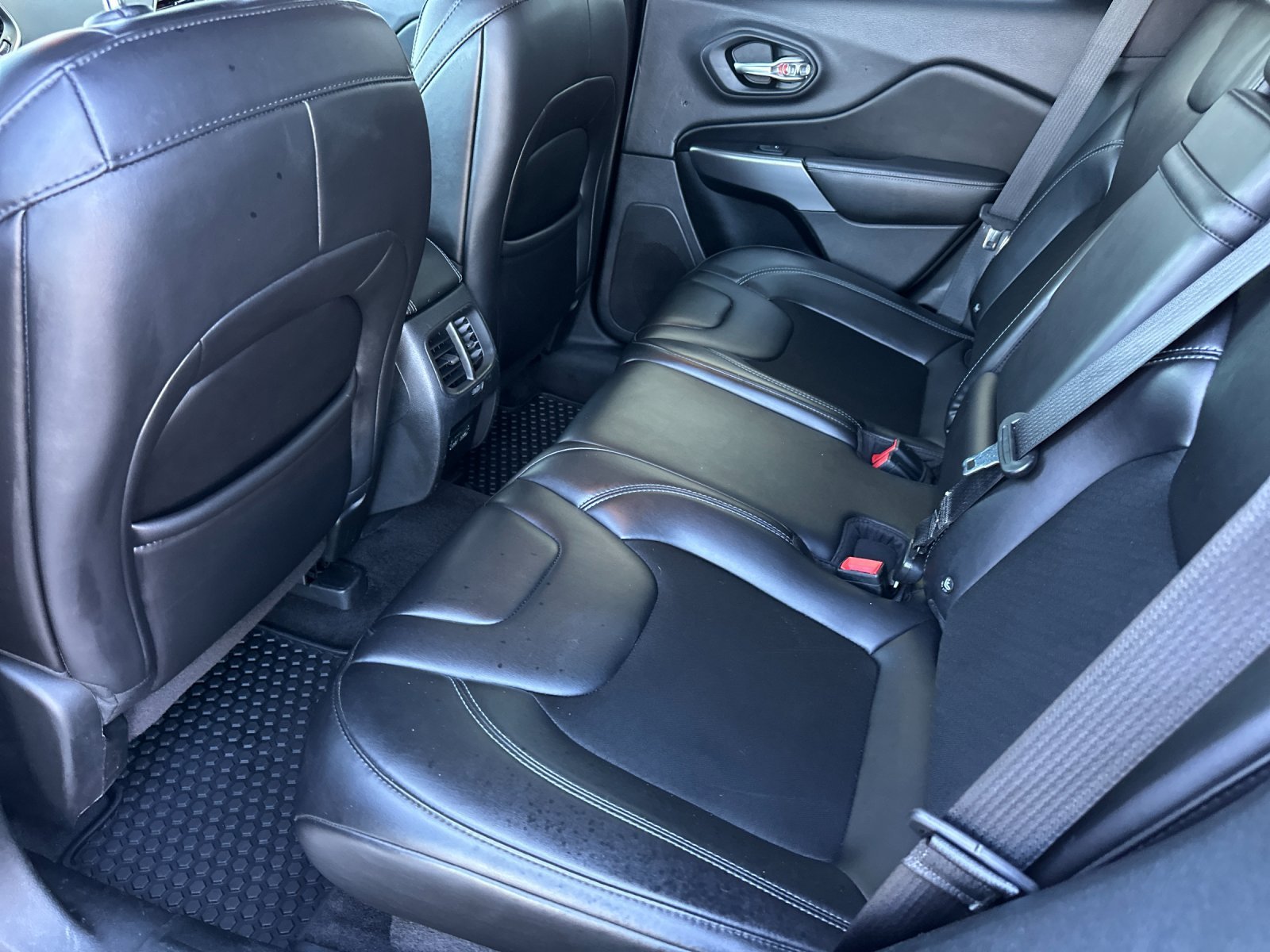 Used 2019 Velvet Red Pearlcoat Jeep Latitude Plus image 12