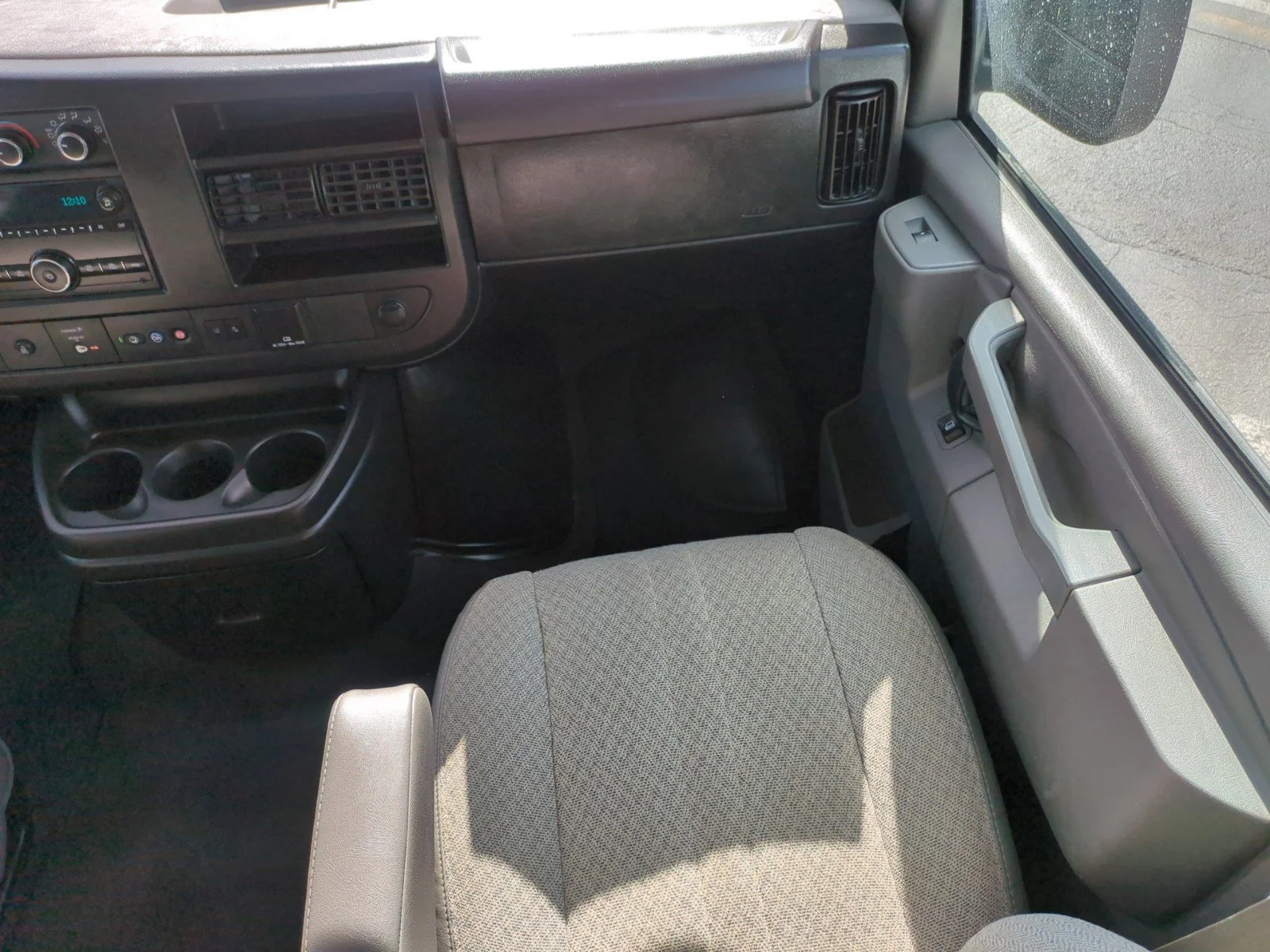 2019 Chevrolet Express Passenger LT - Photo 12