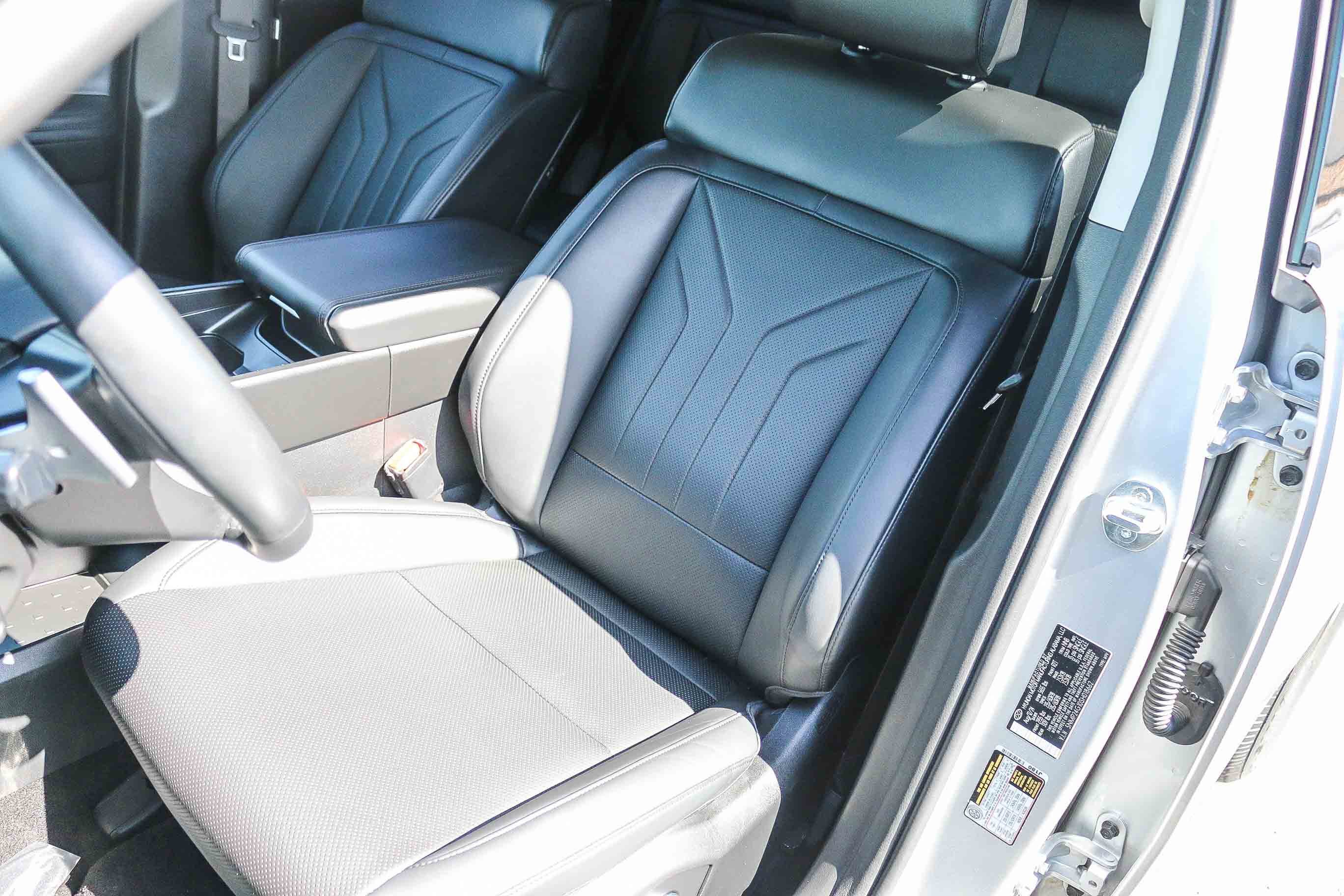 Certified Used 2025 Shimmering Silver Hyundai SEL image 22