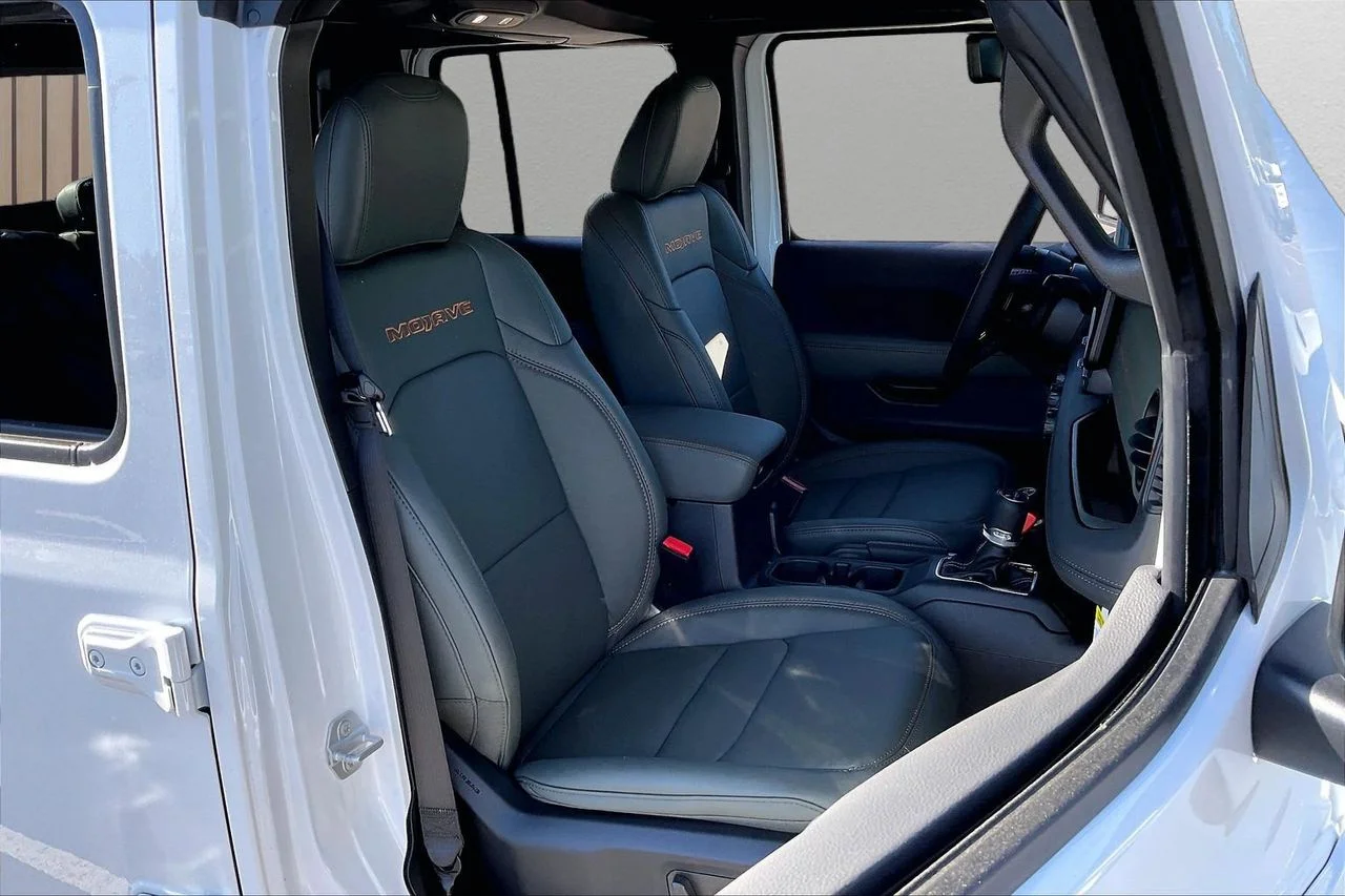 New 2026 Bright White Clear-Coat Exterior Paint Jeep Mojave X image 21