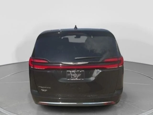 New 2026 Diamond Black Crystal Pearl-Coat Exterior Paint Chrysler Select image 9