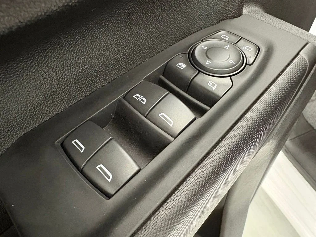 Used 2025 White Chevrolet Custom image 25