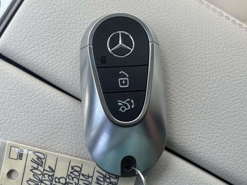 New 2026 Graphite Grey Metallic Mercedes-Benz GLC 300 image 4