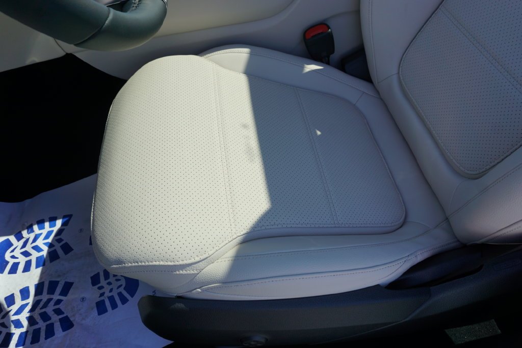 Used 2026 Polar White Mercedes-Benz GLC 300 image 42