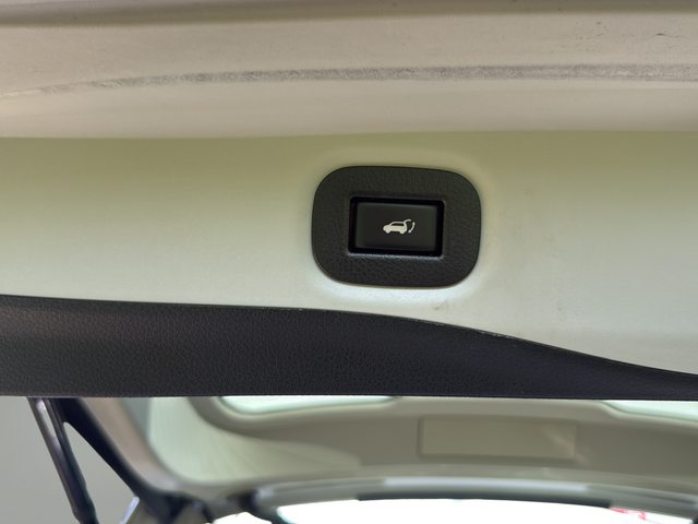 Used 2019 White Nissan SL image 26