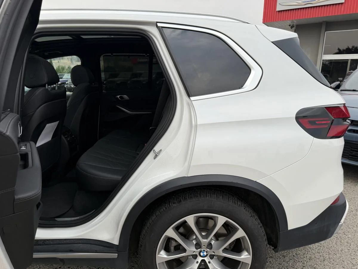 Used 2024 White BMW xDrive40i Sports Activity Vehicle image 19