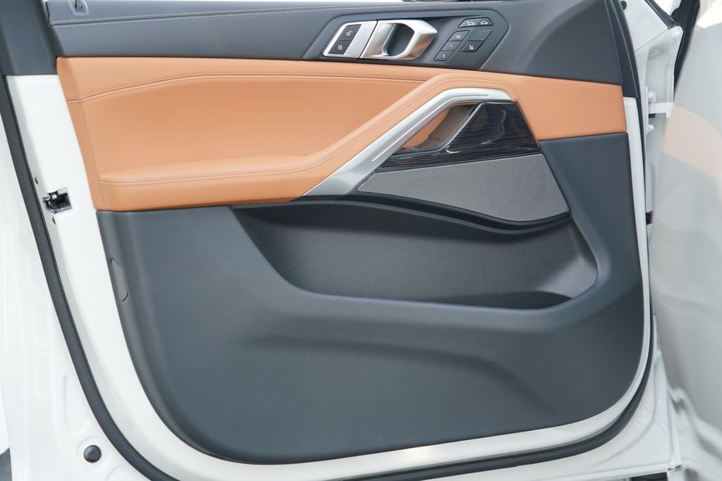 New 2026 Mineral White Metallic BMW xDrive40i image 8