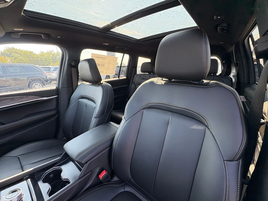 New 2026 Bright White Clear-Coat Exterior Paint Jeep  image 13