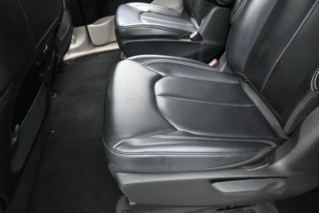Used 2023 Brilliant Black Crystal Pearlcoat Chrysler Touring L image 30