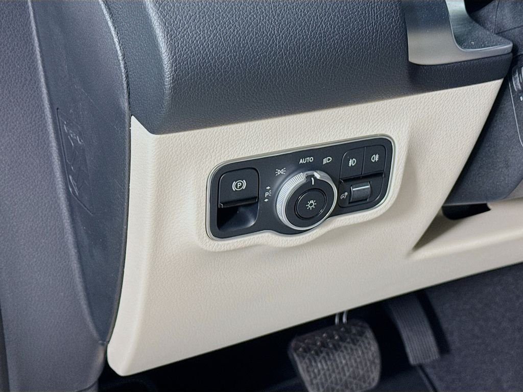 Used 2025 White Mercedes-Benz GLB 250 image 11