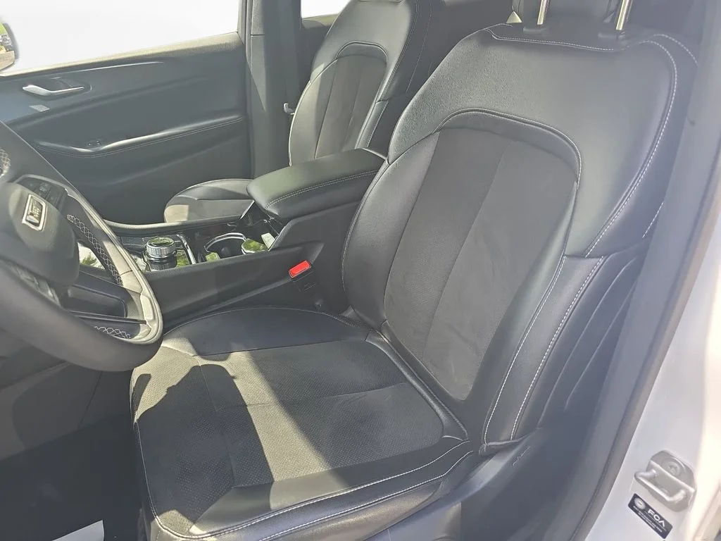 Used 2023 White Jeep Altitude image 10