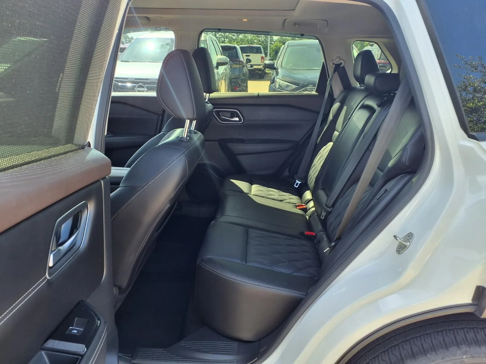 Used 2023 White Nissan Platinum image 9