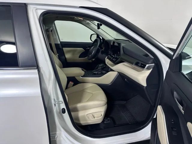 Used 2025 Beige Toyota XLE image 10