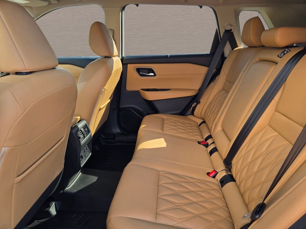 Used 2023 White Nissan Platinum image 13
