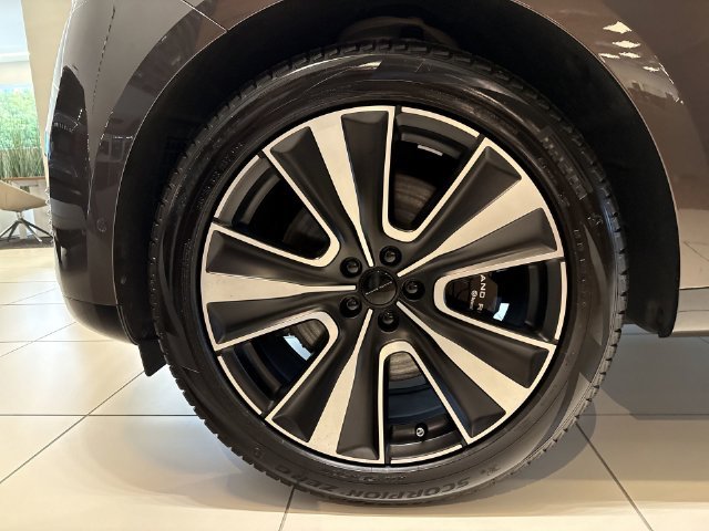 2026 Land Rover Range Rover SV - Photo 9