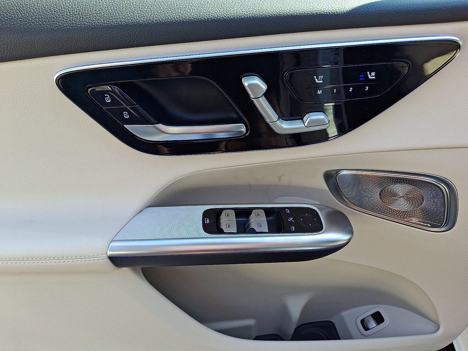 New 2027 Polar White Mercedes-Benz GLC 300 image 33