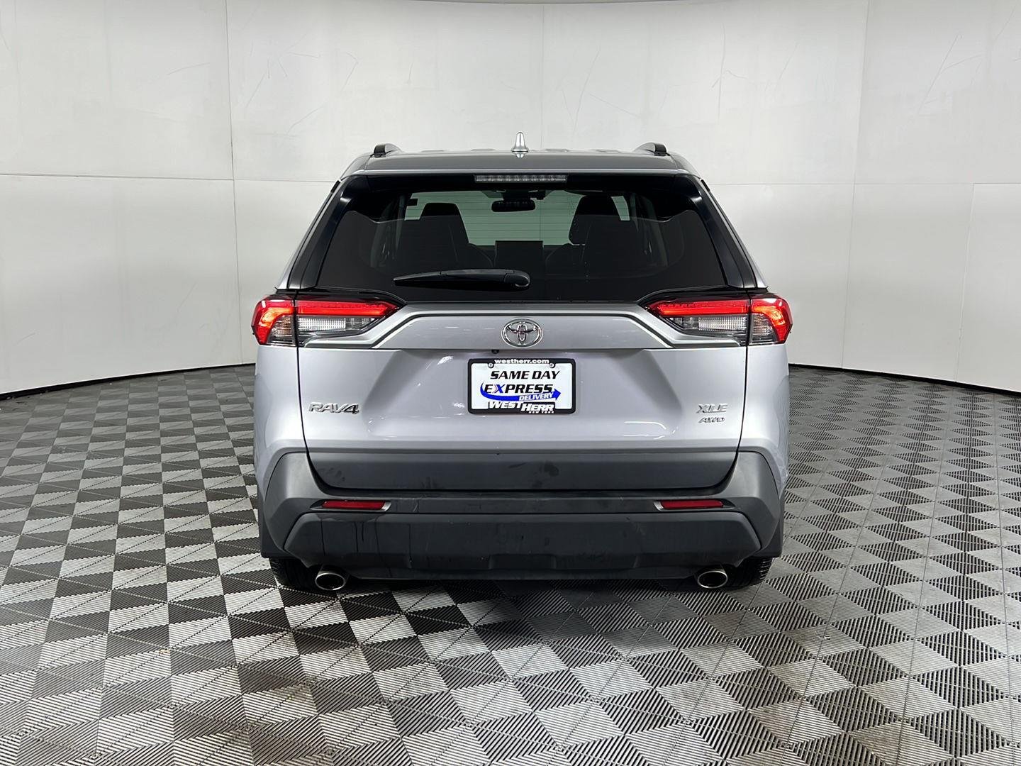 Used 2023 Silver Sky Metallic Toyota XLE Premium image 6