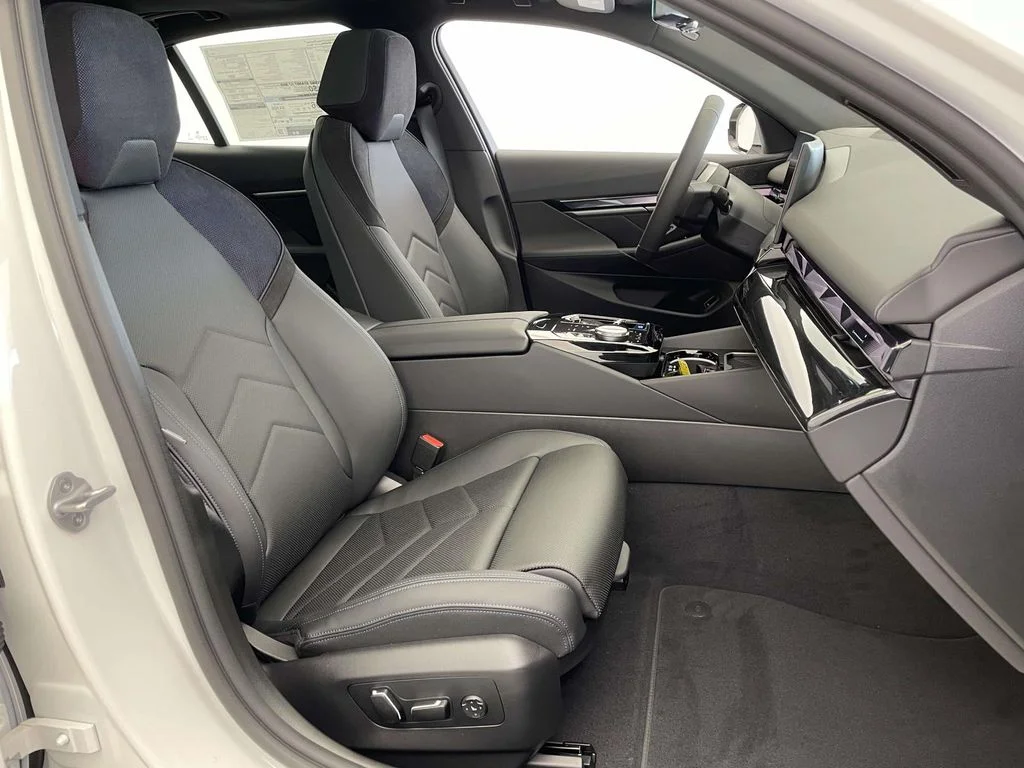 New 2026 White BMW xDrive40 image 20