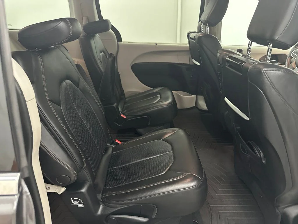 Used 2018 Gray Chrysler Touring L Plus image 25
