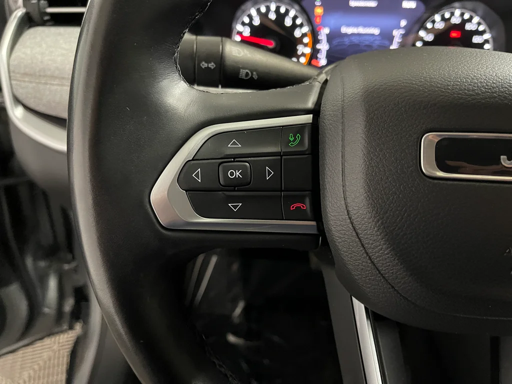 Used 2022 Billet Silver Metallic Jeep Latitude Lux image 28