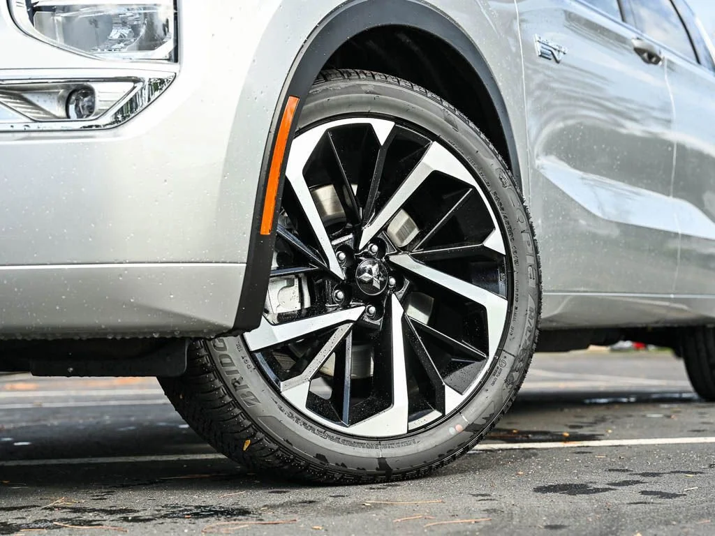 New 2025 Alloy Silver Metallic Mitsubishi SEL image 6