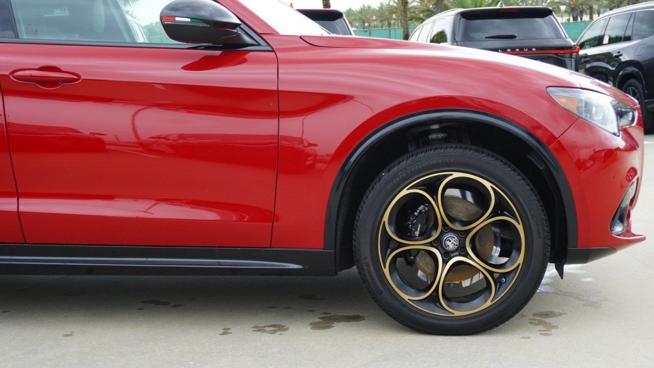 Used 2025 Red Alfa Romeo Intensa image 9